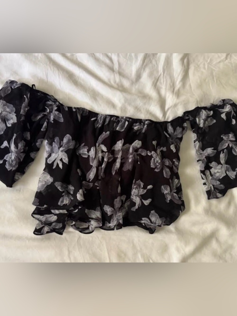 essue Black Off-Shoulder Floral Crop Top
